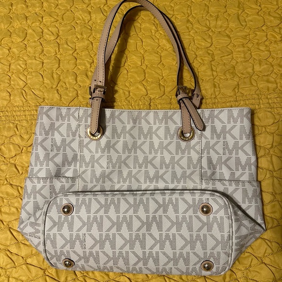 Michael Kors Tote Monogram White, made of leather with gold hardware. - Picture 1 of 11